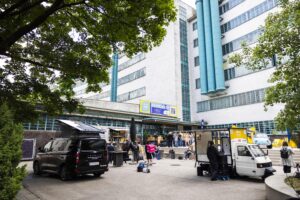 Open Day; Tabakfabrik Haus Casablanca, Menschen und Foodtrucks im Eingangsbereich. Foto: Ness Rubey