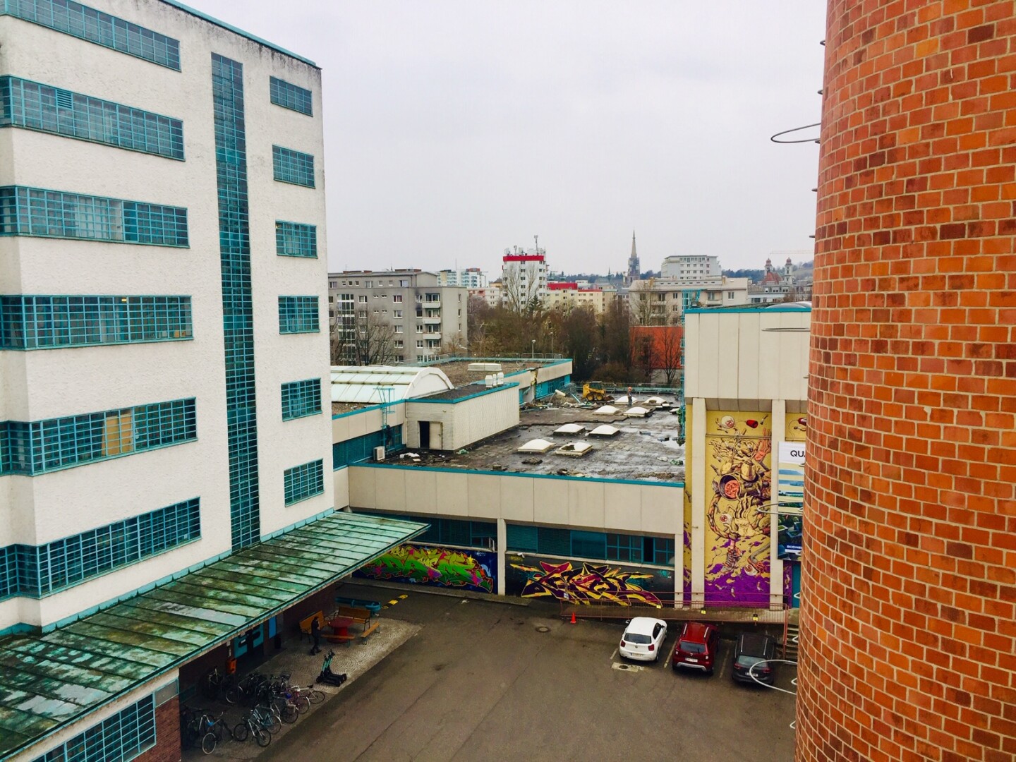 Im Vordergrund Bau 3 - Start des Abrisses am Dach.