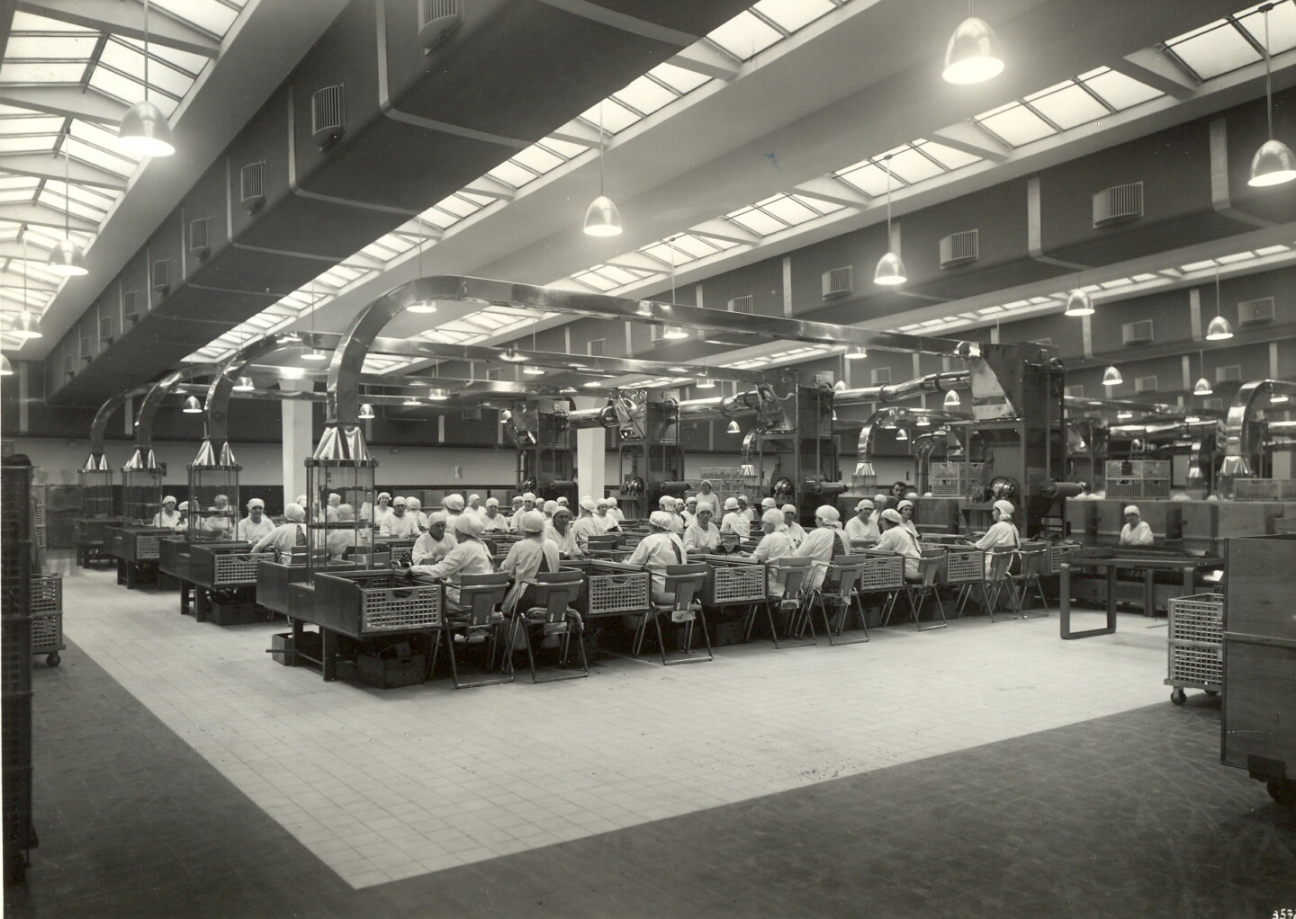 Blick auf die pneumatische Hofherr Blattlöse- und Mischanlage in der Lösehalle der Tabakfabrik Linz 1935