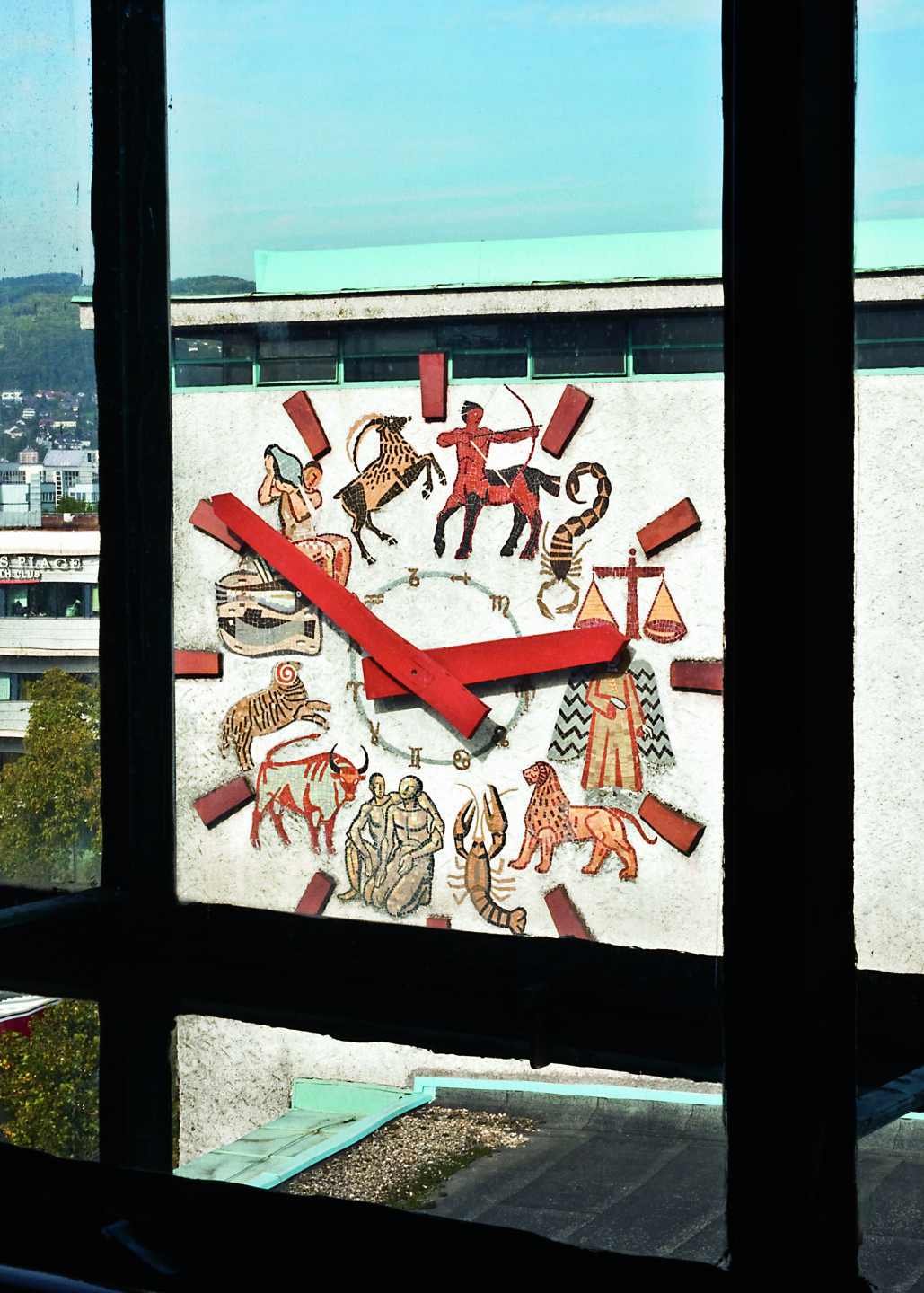 Zifferblatt der großen Uhr Haus FALK. Der akademische Maler Hauk entwarf das Mosaik mit den zwölf Sternzeichen.