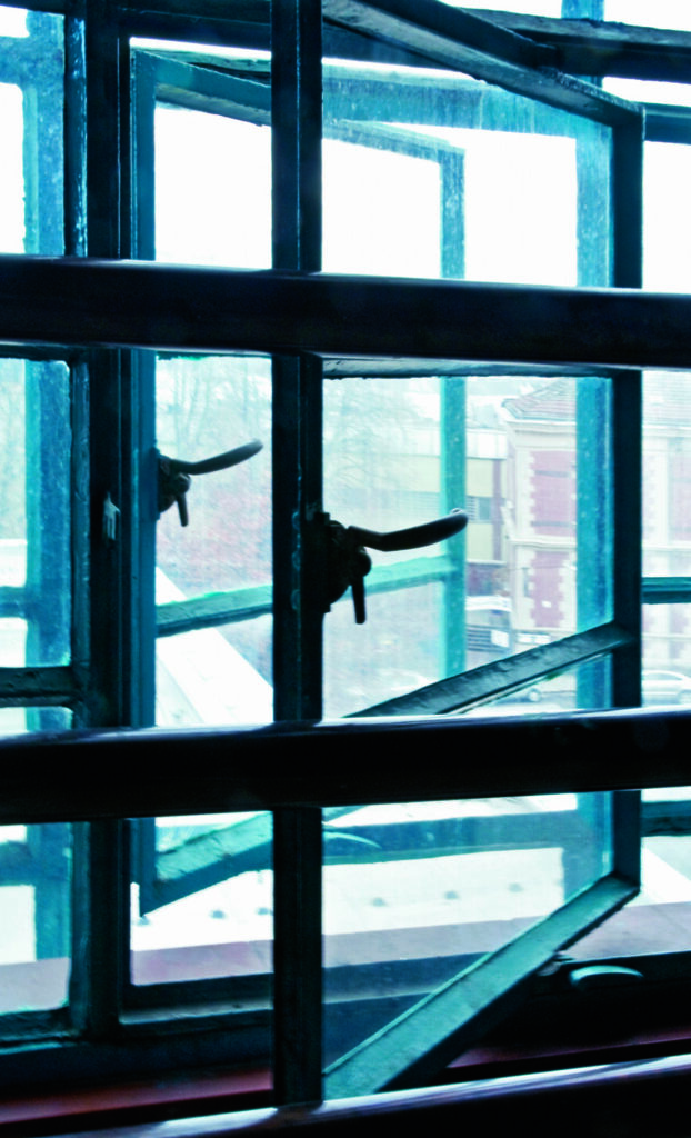 Lüftungsflügel in der Tabakfabrik Linz aus der originalen Stahl-Glas-Konstruktion, im Farbton Linzer Blau