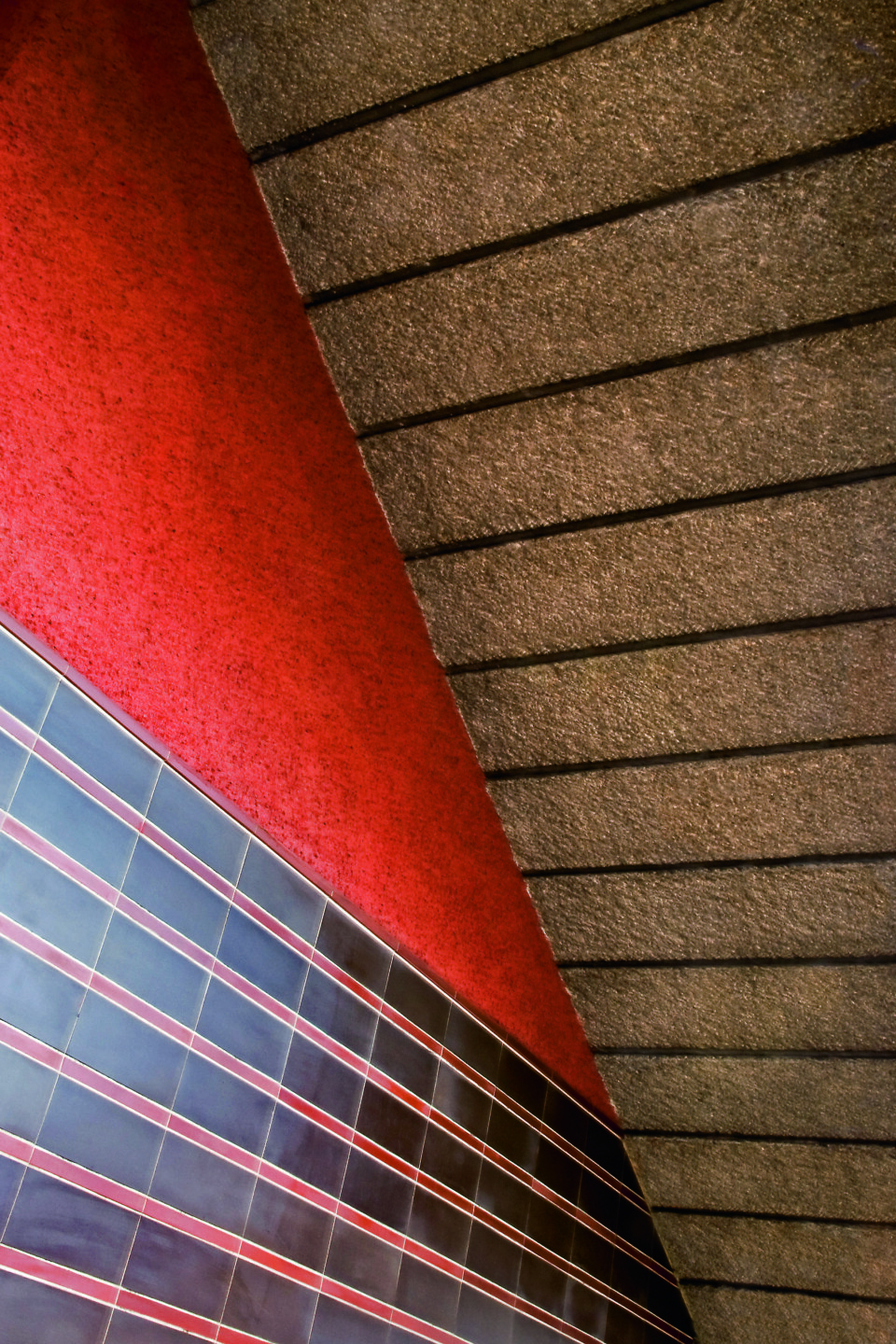 Untersicht eines Stiegenhauses. Die sichtbaren Kunststeinflächen wurden bearbeitet, um die genarbte Struktur zu erzeugen.