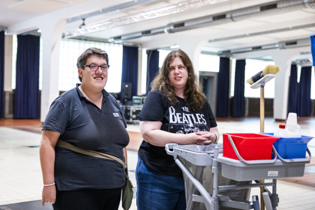 Seit mehr als zehn Jahren sind die Mitarbeiter:innen des Diakoniewerks ein fester Bestandteil der Tabakfabrik. Das integrative Facility-Management-Team sorgt für ein gepflegtes Areal.