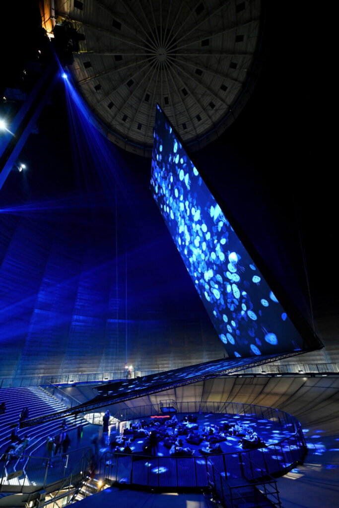 Die Welle, ein Erlebnis fürs Auge: Mehrdimensionale Darstellung des Ozeans auf riesigen Leinwänden.