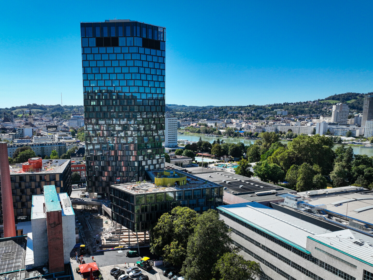 Der 109 Meter hohe QUADRILL Tower bietet eine einzigartige Aussicht über Linz. Er war zum Bauzeitpunkt Österreichs höchster Büro- und Hotelgebäude-Tower außerhalb von Wien.