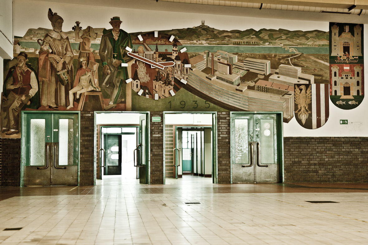 Fresco „Trachtenpärchen“ des Linzer Malers und Kunstlehrers Herbert Dimmel (1894-1980) hergestellt anlässlich der Fertigstellung der heute denkmalgeschützten Teile der Tabakfabrik 1935.