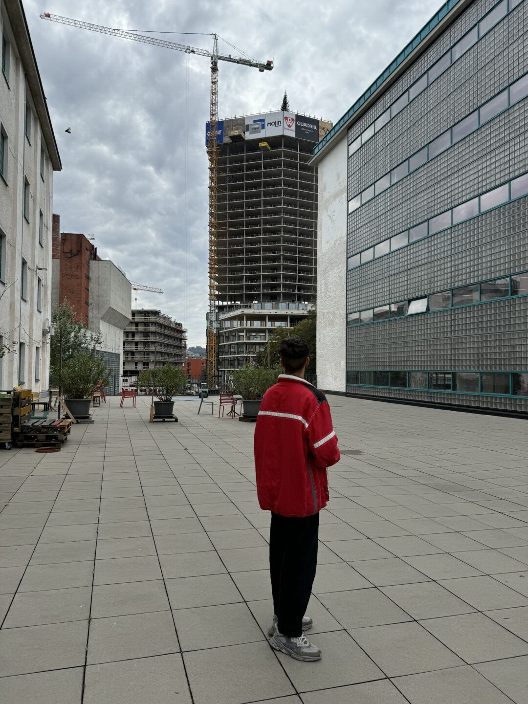 Blick auf den QUADRILL TOWER im Bau 2025 von der Dachterrasse zwischen SMART und HAVANNA.