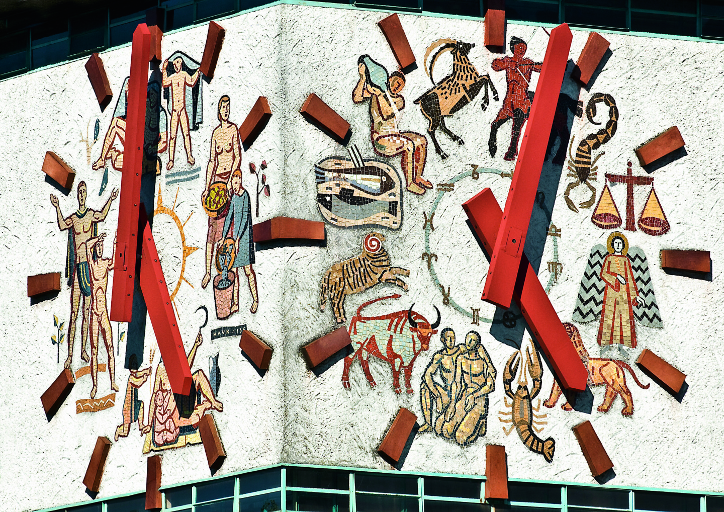 Zifferblatt der großen Uhr Haus FALK. Der akademische Maler Hauk entwarf das Mosaik mit den zwölf Sternzeichen auf einer Seite. Die vier Jahreszeiten zieren das andere Gebäudeeck.