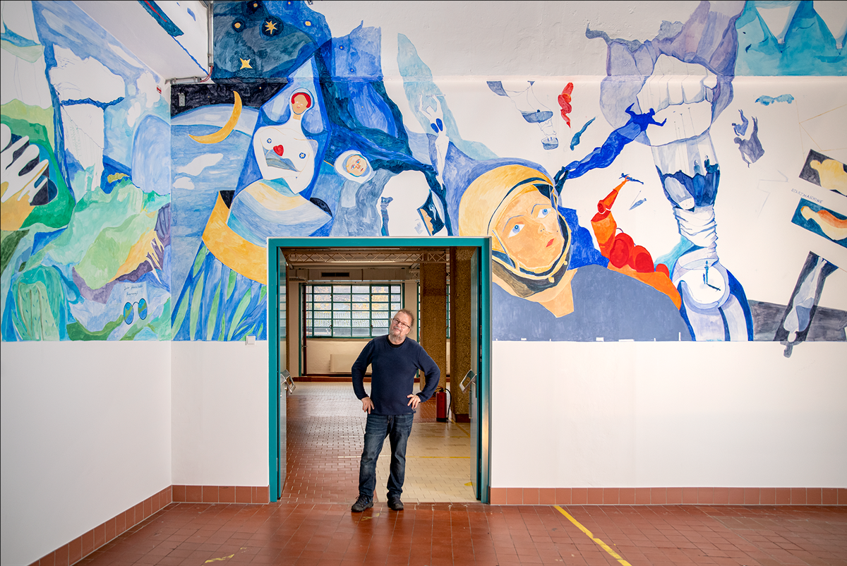 Robert Oltay vor seinem Wandbild in der Lösehalle der Tabakfabrik Linz 2020.