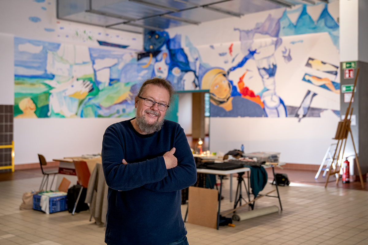 Robert Oltay vor seinem Wandbild in der Lösehalle der Tabakfabrik Linz 2020.
