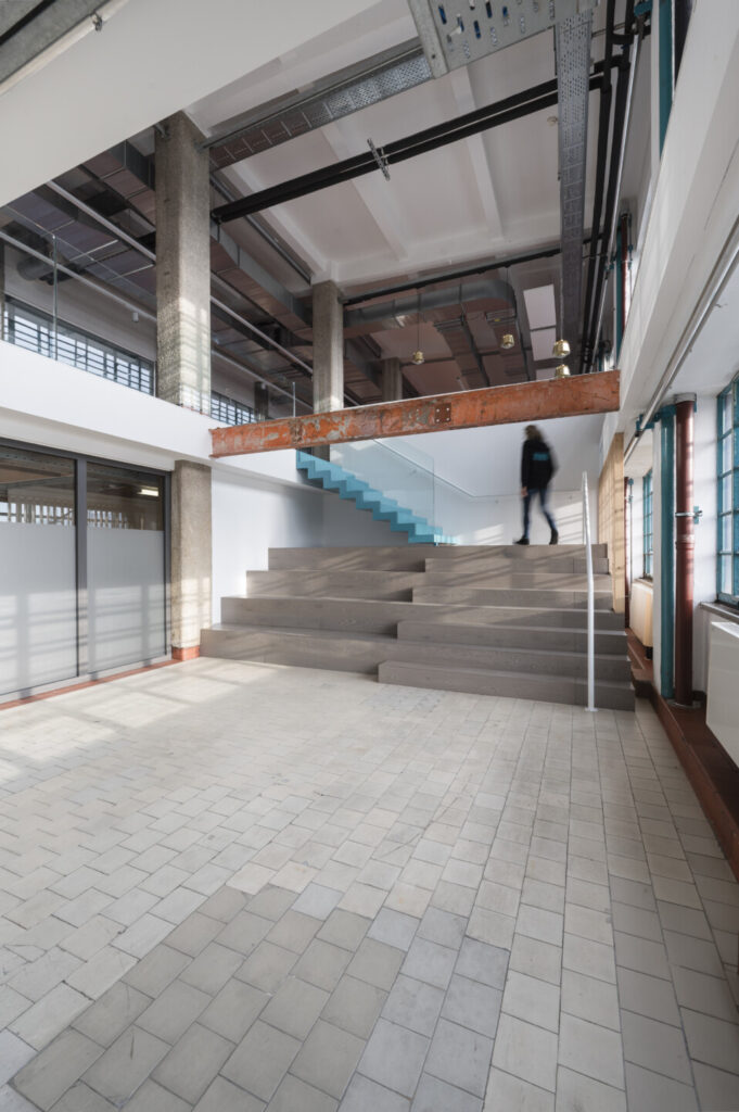 Light-flooded, two-storey 514 m2 loft office with seated staircase, glass walls & modern technology in the Tabakfabrik Linz.