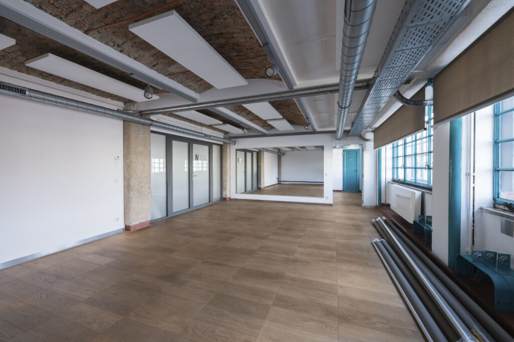 Light-flooded office with industrial charm and modern furnishings 43m2 in the Tabakfabrik Linz, facing north