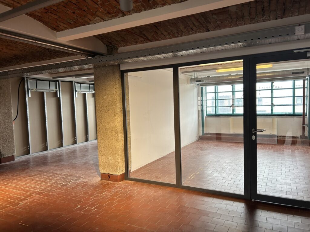 Light-flooded office with industrial charm and modern furnishings 43m2 in the Tabakfabrik Linz, south-facing