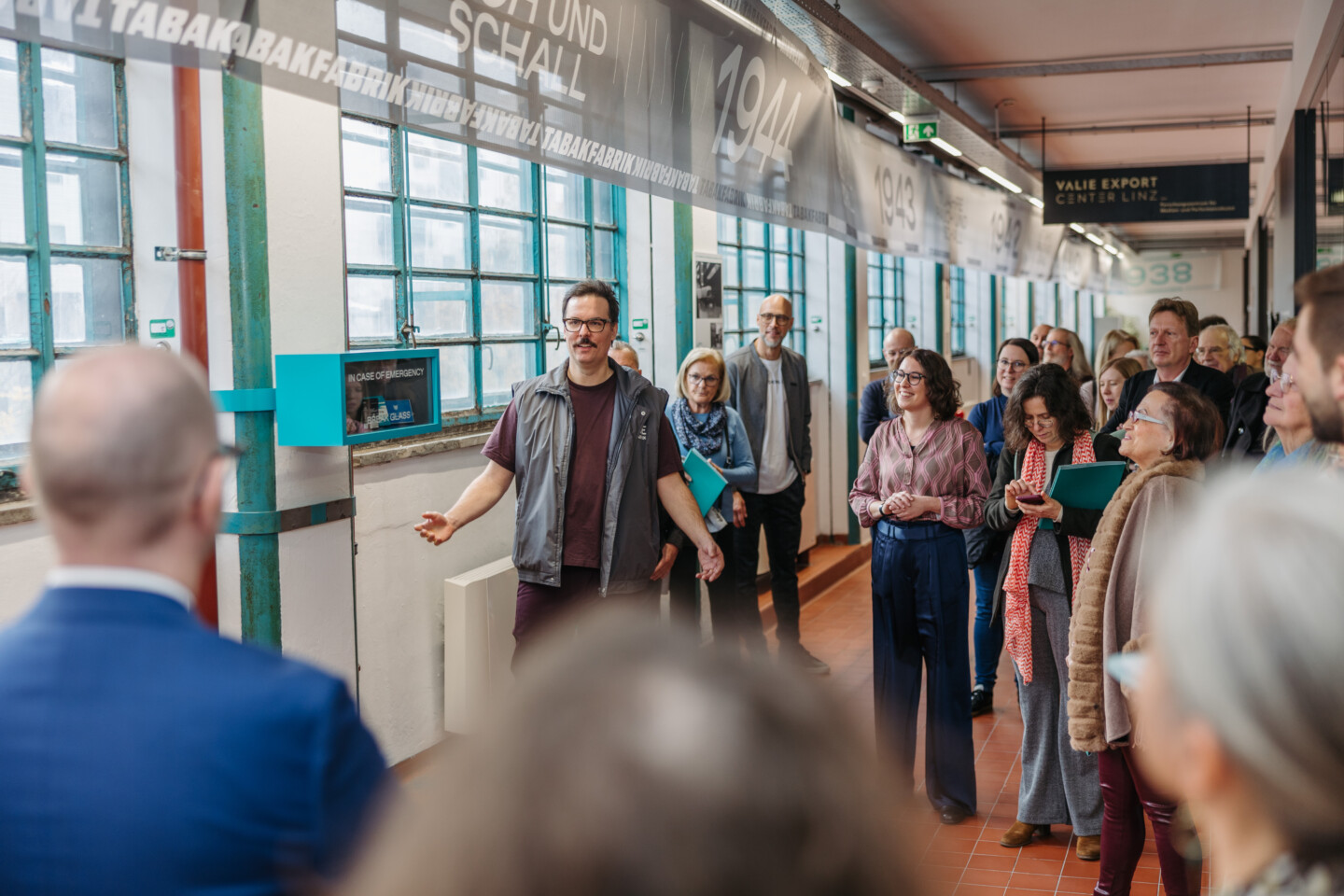 Eröffnung der Ausstellung "90 Jahre Rauch & Schall" mit Besucher:innen.